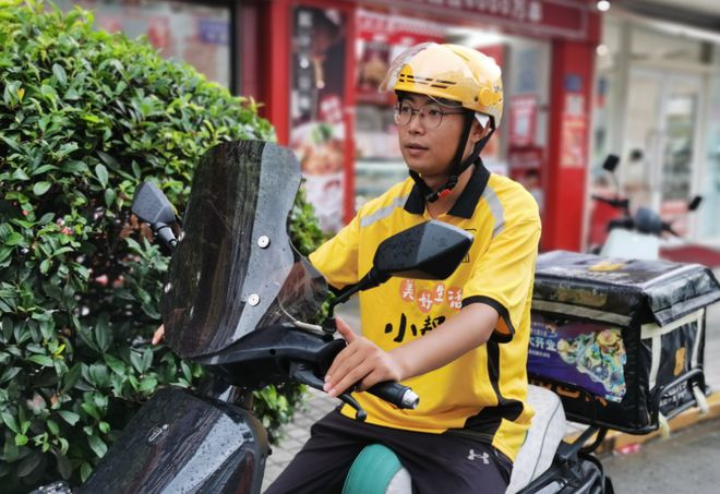 支架交警：不是为难大家是为了安全凯发国际平台电动车不允许安装手机(图2)