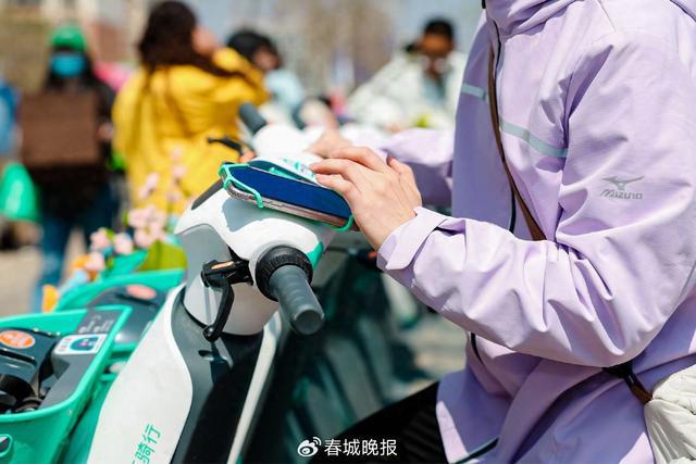 机支架”再升级提升昆明用户骑游体验凯发·k8国际滴滴青桔电单车“手