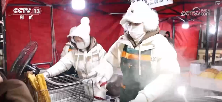 启消费新密码 早市里的城市温度推升文旅消费热力凯发国际平台尝过“烟火”拥抱“冰雪”新体验开(图3)