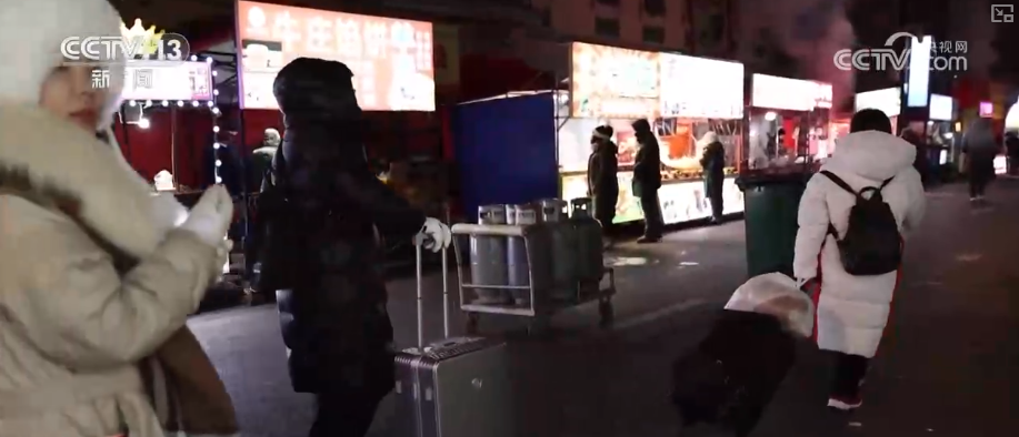 启消费新密码 早市里的城市温度推升文旅消费热力凯发国际平台尝过“烟火”拥抱“冰雪”新体验开(图4)