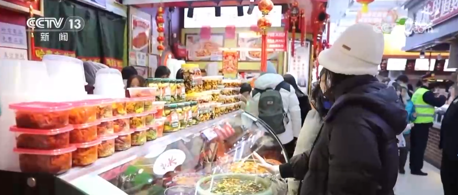 启消费新密码 早市里的城市温度推升文旅消费热力凯发国际平台尝过“烟火”拥抱“冰雪”新体验开(图7)