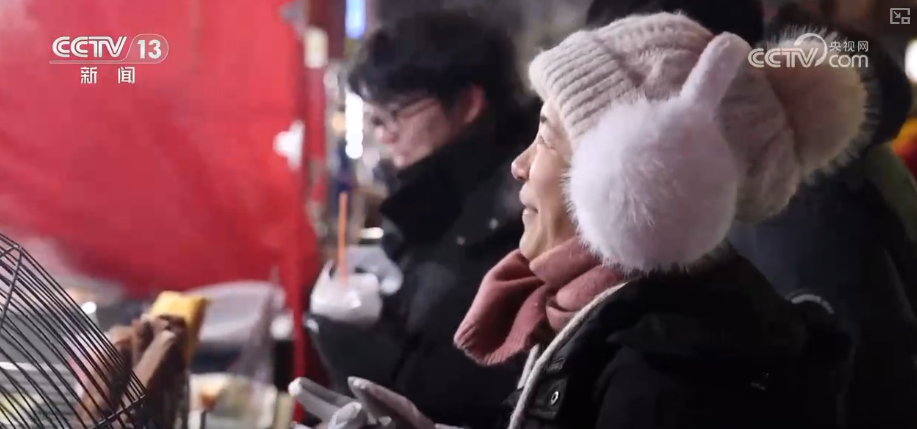 启消费新密码 早市里的城市温度推升文旅消费热力凯发国际平台尝过“烟火”拥抱“冰雪”新体验开(图14)