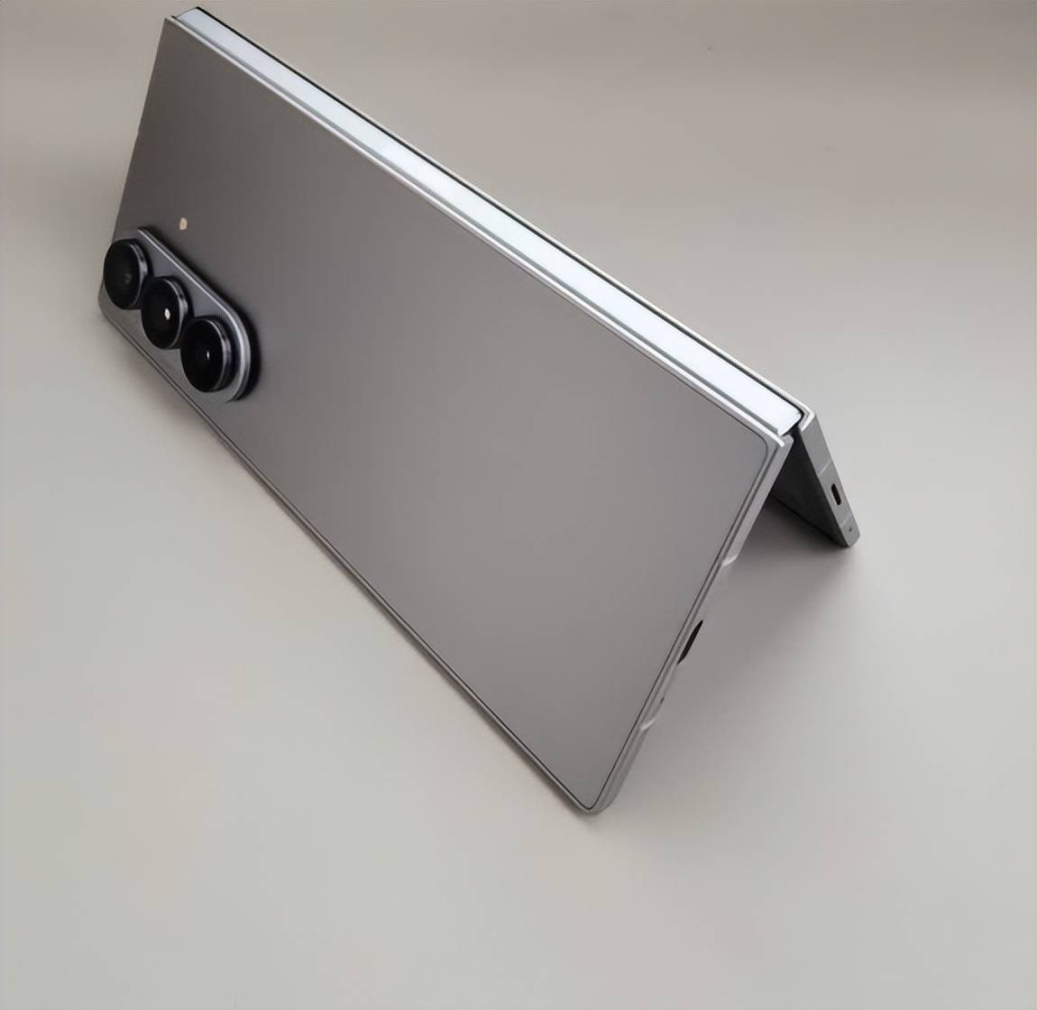 ld7体验AI算力全面爆发能单手掌控了凯发国际平台三星Galaxy Z Fo(图2)